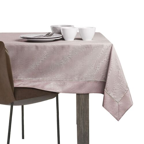 AmeliaHome Gaia Tischdecke in Puderrosa mit Prägung auf einem Esstisch