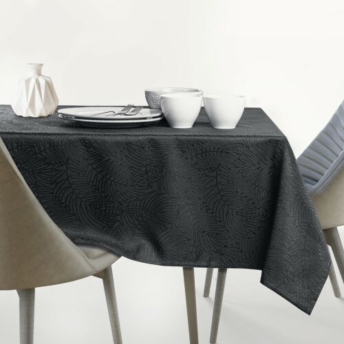 AmeliaHome Gaia graphitgraue, geprägte Tischdecke auf einem gedeckten Tisch.