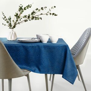 Овална покривка за маса AmeliaHome Gaia в индиго на подредена маса. - Декорация