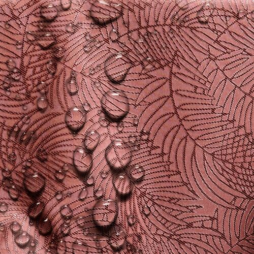 Nahaufnahme von Wassertropfen auf der schmutzabweisenden AmeliaHome Gaia Tischdecke