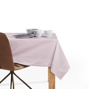 DecoKing Pure púderrózsaszín asztalterítő terített asztalon, fehér háttér - DecoKing