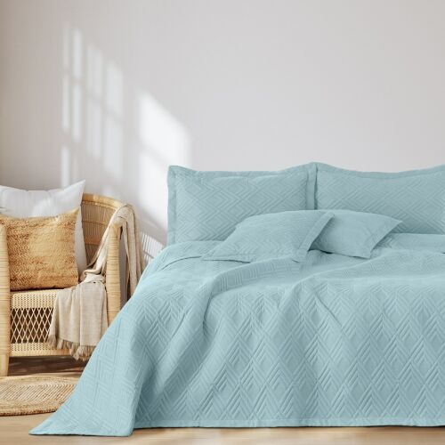 AmeliaHome Ophelia light blue bedspread on bed with matching pillows