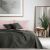 DecoKing AXEL graue Tagesdecke mit rosa Kissen im Schlafzimmer