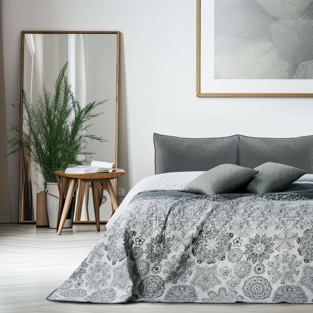E-shop Prehoz na posteľ ALHAMBRA šedý z mikrovlákna s potlačou 260x280 DecoKing