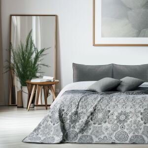 DecoKing Alhambra сива покривка за легло с шарка 200x220 см в спалня - DecoKing