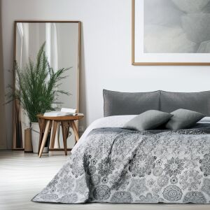 DecoKing ALHAMBRA graue bedruckte Mikrofaser-Tagesdecke 170x210 im Schlafzimmer-Ambiente - AmeliaHome