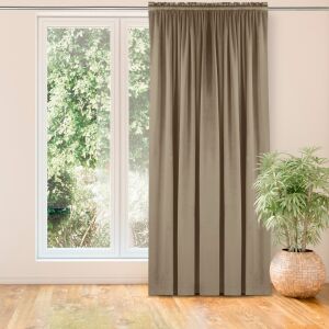 VILA beige Verdunkelungsgardine, die in einem Wohnzimmer vor einem Fenster hängt. - Vorhänge