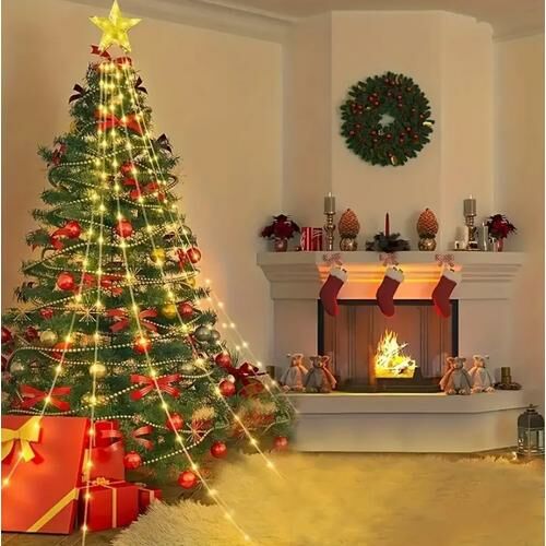 Karácsonyi LED Vízesés Fényfüzér csillaggal díszíti a karácsonyfát a nappaliban.