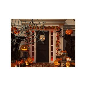 Halloweenre díszített ház pókhálóval és tökökkel - Halloweeni dekoráció