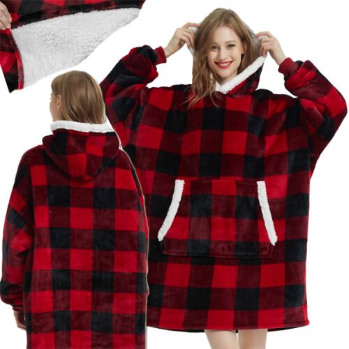 Collage einer Frau, die einen Meleg XXL rot-schwarz karierten Kapuzen-Deckenpullover trägt