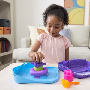 Dziecko bawi się zestawem Kinetic Sand SquishMotion - Gra typu sandbox