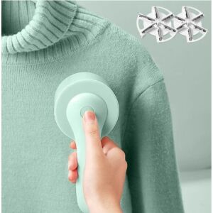 Elektryczna golarka do ubrań w użyciu na swetrze - Wióry tekstylne