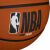 Közelkép az NBA logóról a Wilson DRV Plus kosárlabdán
