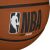 Közelkép az NBA logóról a Wilson DRV Plus kosárlabdán