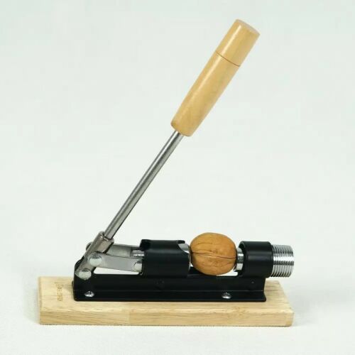 Dziadek do orzechów Kinghoff w akcji, rozłupywanie orzecha włoskiego