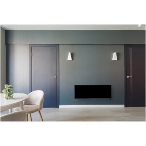 AENO AGH0002S fekete elektromos fűtőtest falra szerelve egy modern nappaliban - AENO