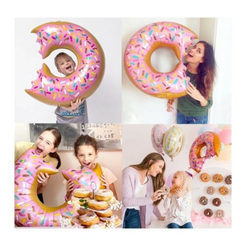 Gyerekek fánk alakú lufikkal játszanak. Vidám parti dekoráció.