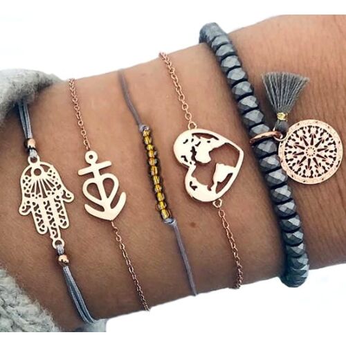 Öt karkötőből álló szett szív, horgony és Fatima keze charmokkal, szürke gyöngyökkel és fém díszítéssel.