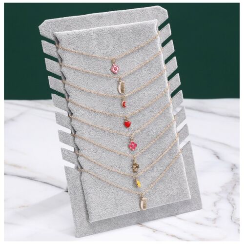 Nyaklánctartó E60 nyakláncokkal, velúr nyaklánc bemutató állvány használat közben