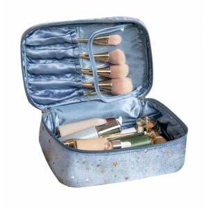 Otvorená modrá zamatová kozmetická taška s hviezdicovým vzorom, zobrazujúca štetce na make-up a produkty vovnútri. - Kozmetická taška