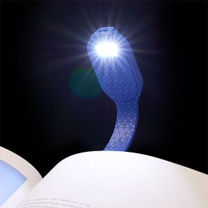 Flexilight kék hatszögletű újratölthető könyvjelző lámpa használat közben - Könyvlámpa