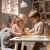 Ricokids babaasztal két székkel, fehér és barna, két gyermek ül az asztalnál