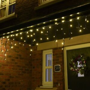 Flippy Karácsonyi meleg fehér LED jégcsap fények egy házra szerelve - Fényfüzér