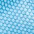 Nahaufnahme des Blasenmusters der blauen Intex Solar Poolabdeckung