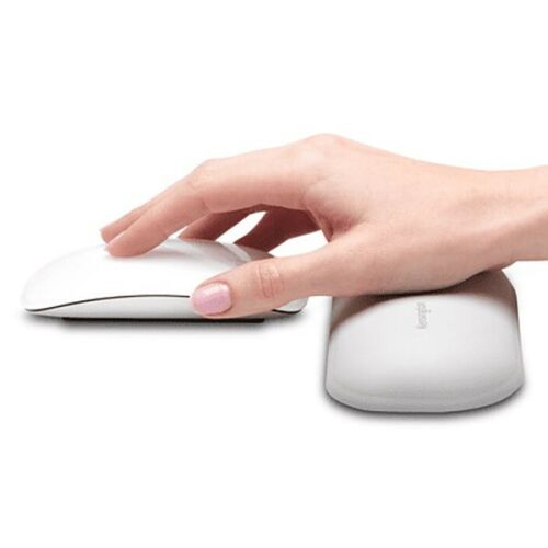 Suport pentru încheietura mâinii Kensington ErgoSoft în utilizare cu mouse-ul, gri deschis