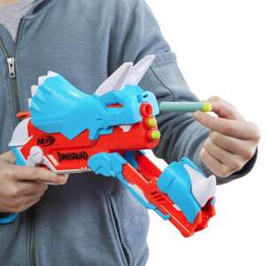 Nerf DinoSquad Tricera-Blast játék fegyver kézben, kék és narancssárga - Hasbro