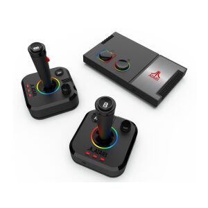 Atari Gamestation Pro konzol és két vezeték nélküli joystick fehér háttérrel - Atari