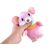 Mână ținând jucăria de pluș roz mouse care repetă, ZA3240SZ