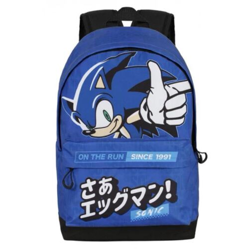 Modrý batoh Sonic The Hedgehog On The Run s ikonickou pózou Sonica a nápisom 'On The Run Since 1991'