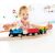 Gyermek játszik a Hape Akkumulátoros gördülőállomány készlettel, kék vonat két tehervagonnal