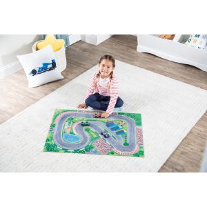 Dziecko bawi się Peaceable Kingdom 2 w 1 Puzzle and Play Race Day, 48-częściową podłogową układanką, która zamienia się w tor wyścigowy dla zabawek - Puzzle