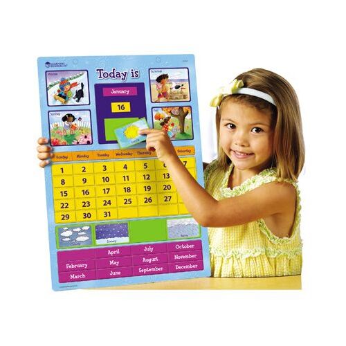 Calendar magnetic cu ghid de activitate, un copil ține calendarul
