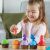 Дете играе с Learning Resources Snap-n-Learn Counting Cupcakes, цветен комплект cupcakes за изучаване на числата и развиване на ранни математически умения