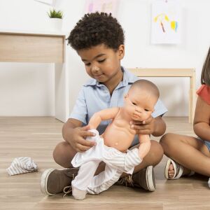 Gyermek játszik egy 40 cm-es baba babával, aki bézs pizsamát visel - Miniland