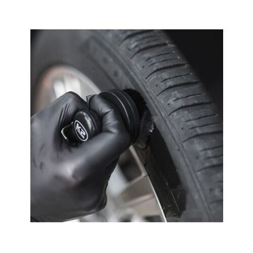 Pędzel do aplikacji opon K2 Traco Pro, nakładanie środka do pielęgnacji opon na oponę