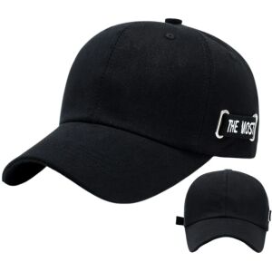 Fekete állítható méretű unisex sapka szellőzőnyílásokkal és átlapolt betűkkel