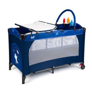 Juju Sleepy Baby Space Adventure utazó kiságy, kék és fehér színben, pelenkázó asztallal, két szinttel, kerekekkel és játékíves játékokkal - Utazóágy és Kiegészítői