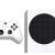 Közelkép az Xbox Series S konzolról és a vezérlőről, fehér