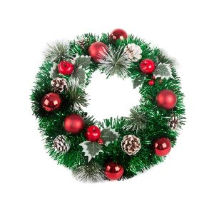 Karácsonyi koszorú piros díszekkel, fenyőtobozokkal és fagyöngy bogyókkal fehér háttérben - Koszorú