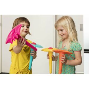 Gyerekek Quut 3 az 1-ben homokozó játékokkal játszanak: lapát, szita és gereblye - Quut