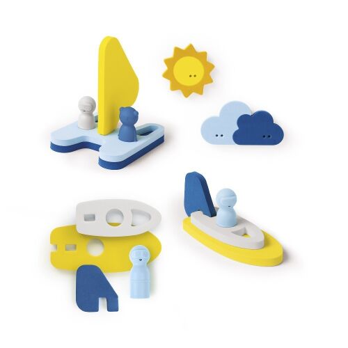 Quut Vitorlás fürdő puzzle készlet. Szétszerelt habszivacs hajó puzzle darabok, nap és felhő formák fehér háttéren.