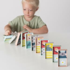 Taf Toys Domino Rally XL játékkal játszik egy gyermek, színes dominók állat- és mintatervekkel - Dominó, sakk