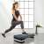 Žena koristi Springos podesivu platformu za step za fitness trening