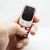 Lestar BM10 Dual SIM mini mobiltelefon, piros és fehér színben, kézben