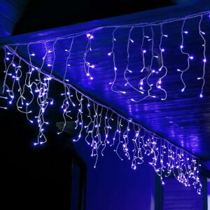 Springos blaue LED-Eiszapfenlichter an einem Haus - Lichterketten