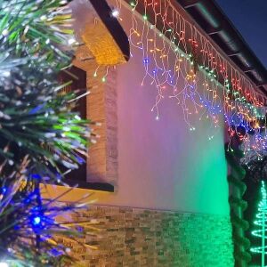 Lampki Kurtyna LED Wielokolorowe Springos na okapie domu - Springos